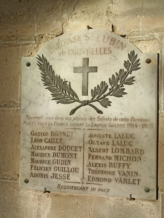Le maître-autel en pierre, de style gothique, fut sculpté en 1864 par un jeune artiste de Soissons.