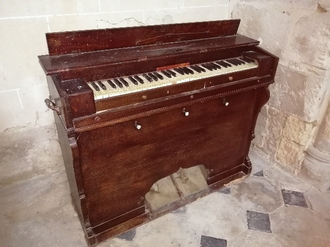 Le meuble de sacristie, fabriqué sur mesure, date du milieu du 18ème siècle.